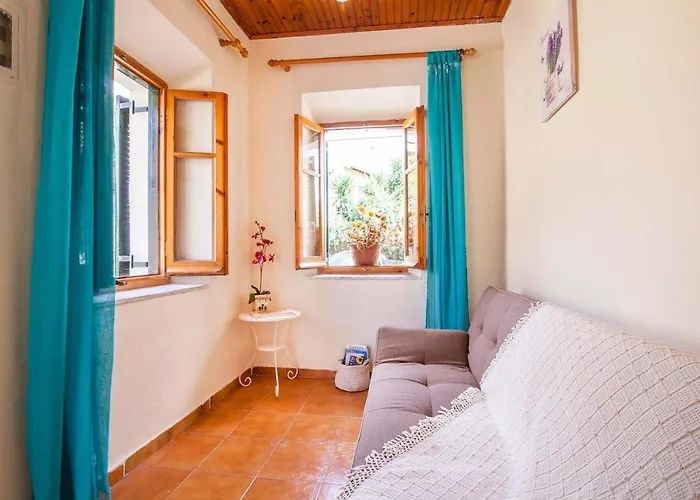 Сasa de vacaciones Old Barber Shop By Konnect, 1,2km From (adults Only) *